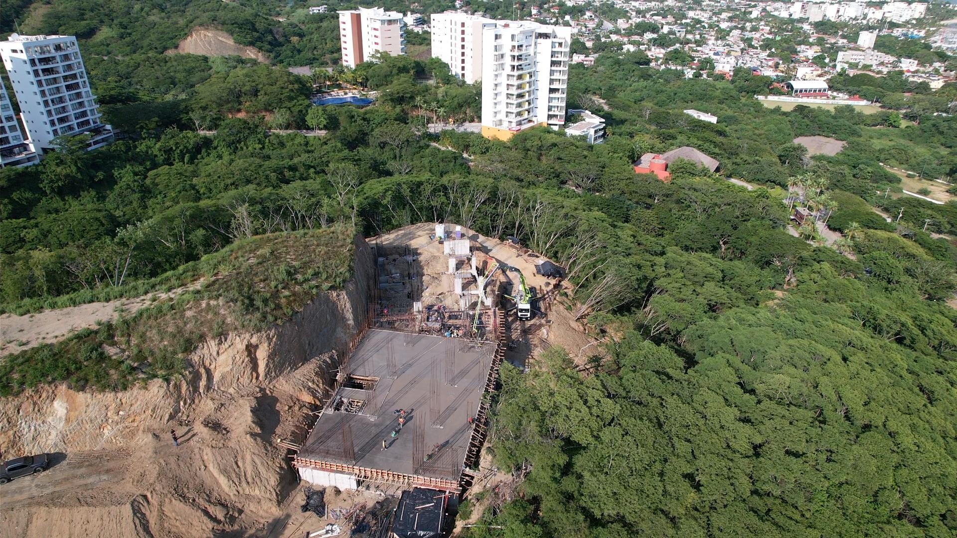Obra residencial en Ixtapa Puerto Vallarta recibiendo concreto premezclado