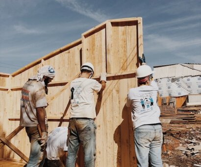 Edificio residencial en construcción en Versalles Puerto Vallarta con bomba pluma
